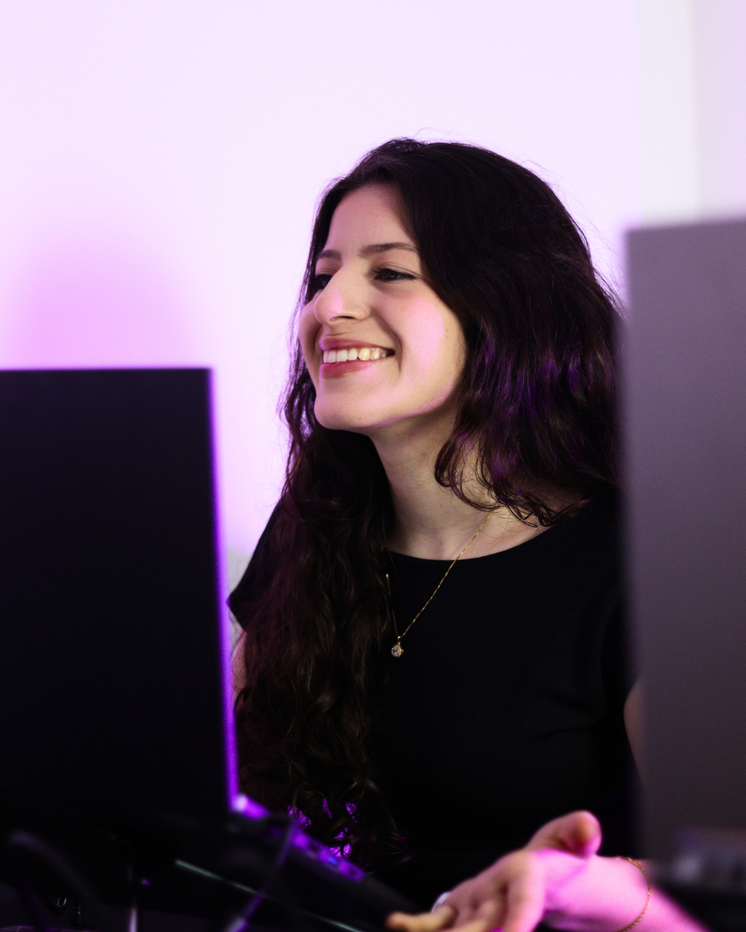 Menina sorrindo em retrato VORA